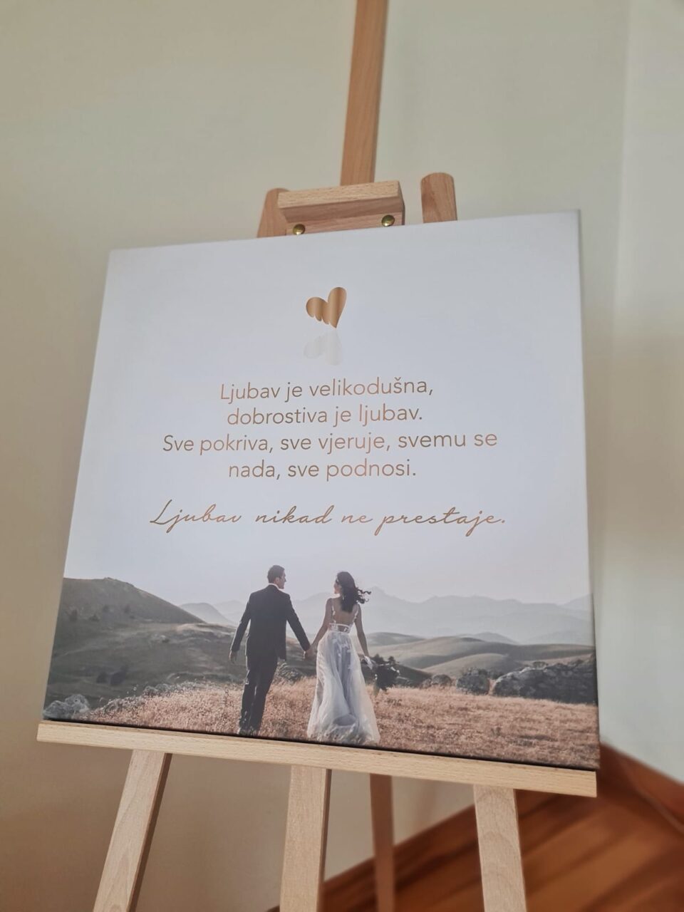 Angellum citat na platnu – “Ljubav je velikodušna, dobrostiva je ljubav. Sve pokriva, sve vjeruje, svemu se nada, sve podnosi.” Ljubav nikad ne prestaje. #0009 - Slika 3