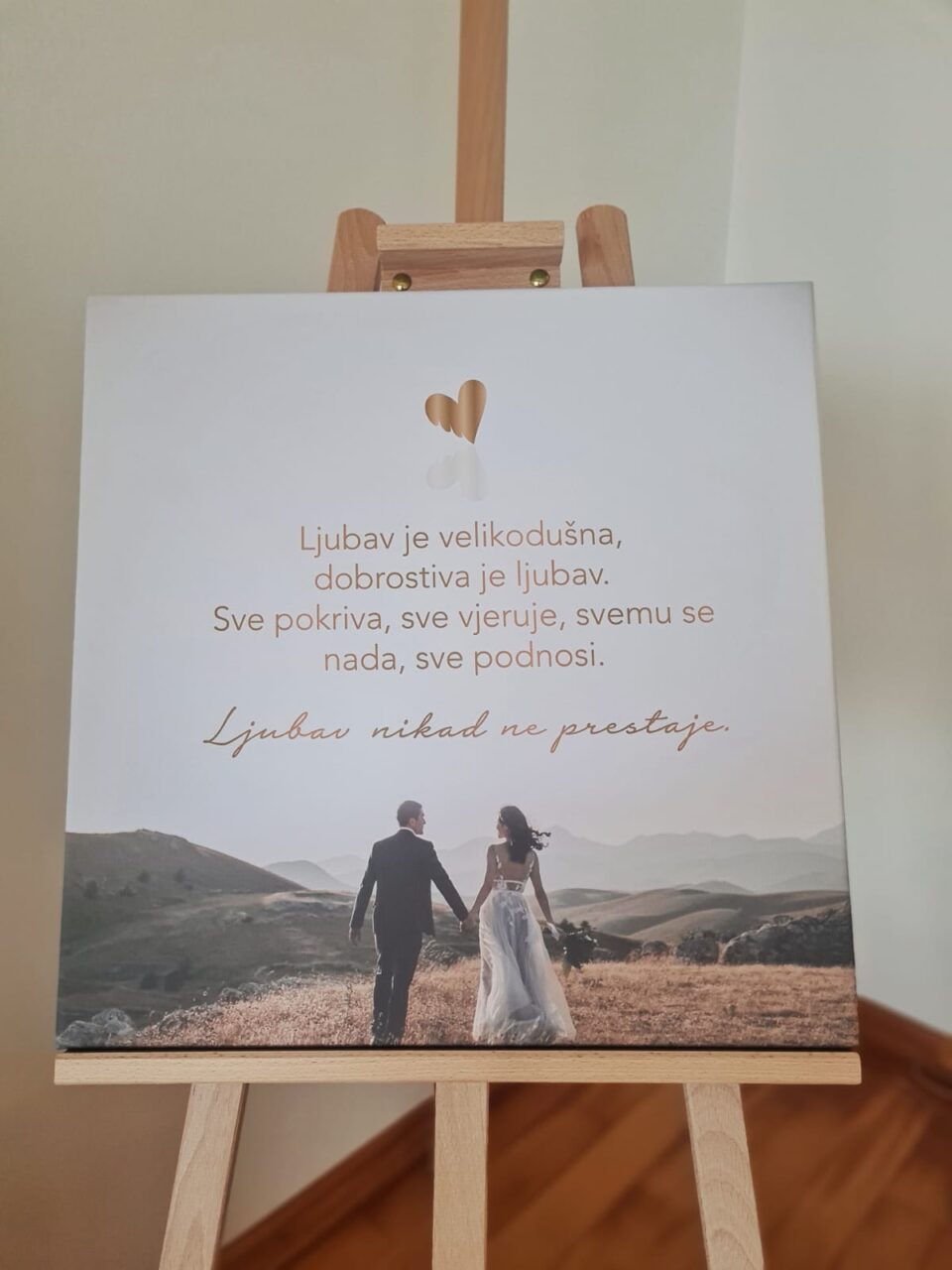Angellum citat na platnu – “Ljubav je velikodušna, dobrostiva je ljubav. Sve pokriva, sve vjeruje, svemu se nada, sve podnosi.” Ljubav nikad ne prestaje. #0009 - Slika 2